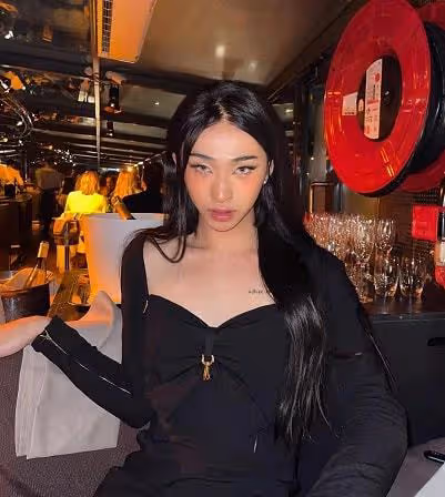 伊能靜兒子巴黎度假,扮女裝現身酒吧,穿長裙身材窈窕不輸媽媽