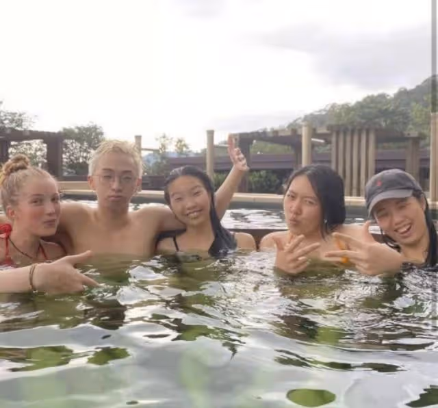伊能靜兒子巴黎度假,扮女裝現身酒吧,穿長裙身材窈窕不輸媽媽