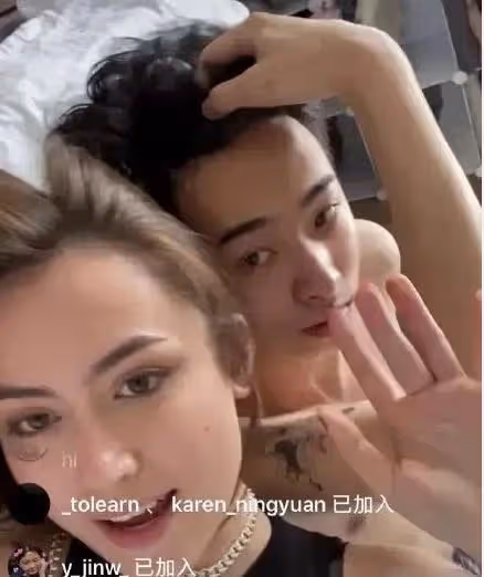 伊能靜兒子巴黎度假,扮女裝現身酒吧,穿長裙身材窈窕不輸媽媽