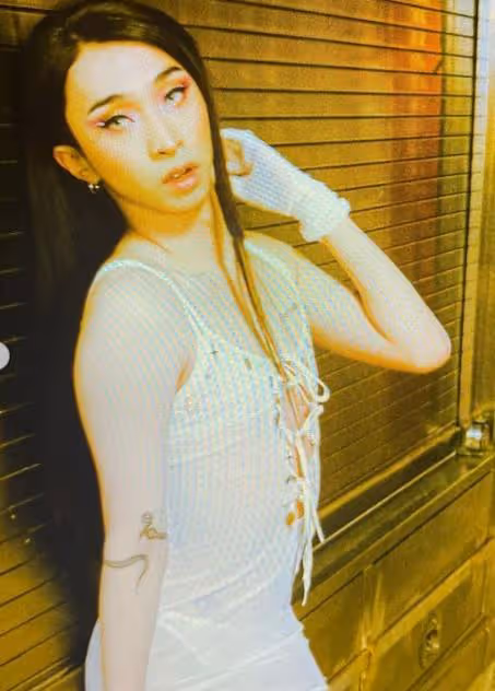 伊能靜兒子巴黎度假,扮女裝現身酒吧,穿長裙身材窈窕不輸媽媽
