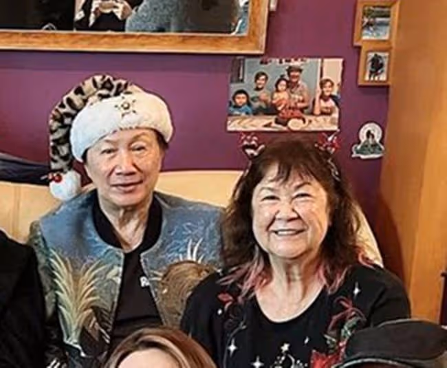 許冠文許冠傑開派對,兒孫滿堂太幸福,許冠英卻終生未婚無兒女