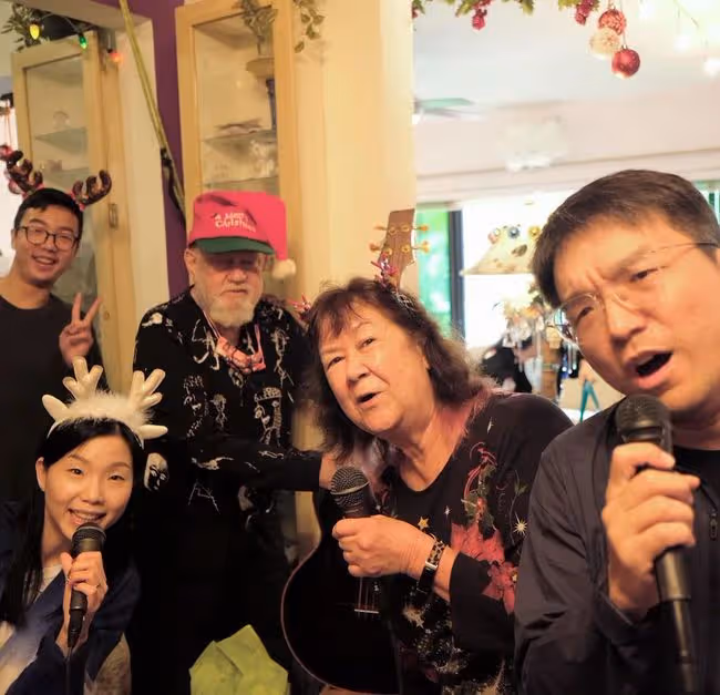 許冠文許冠傑開派對,兒孫滿堂太幸福,許冠英卻終生未婚無兒女