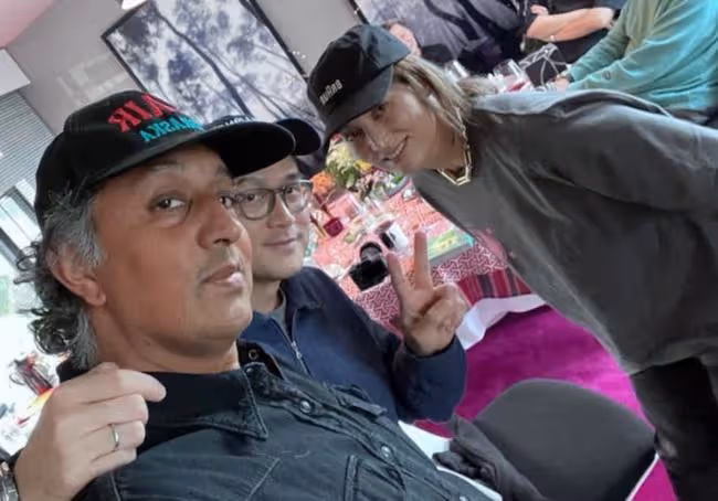 港姐周嘉玲罕曬夫妻合影,印度老公已滿頭白髮,結婚16年仍恩愛