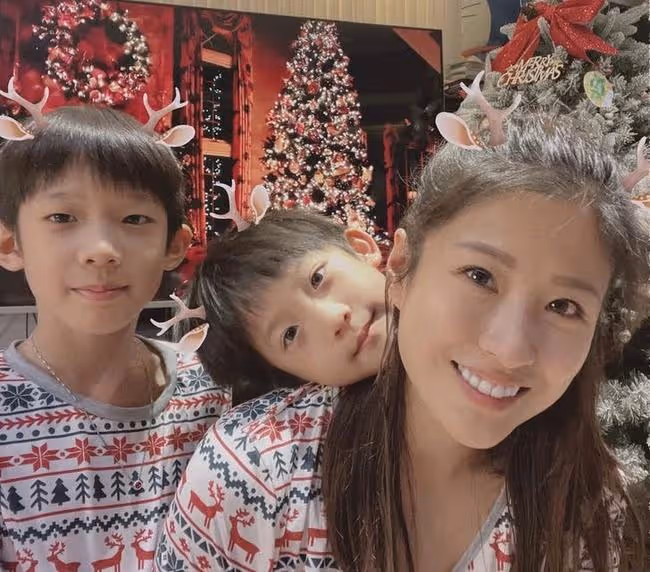 洪金寶兒媳豪宅開派對,婆婆罕露面心情好,祖孫三代穿同款太溫馨