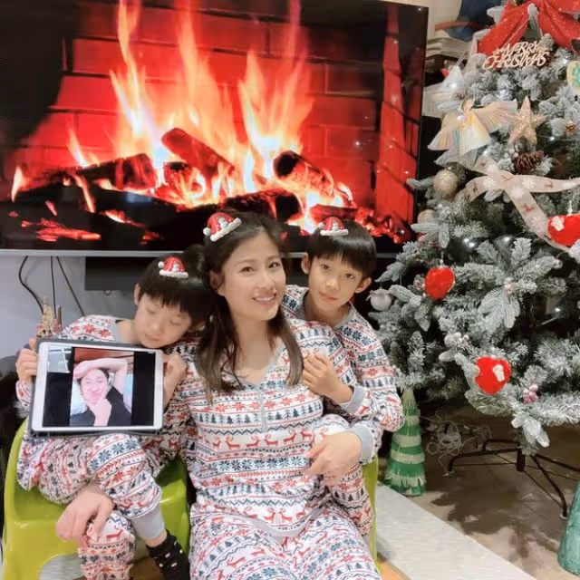 洪金寶兒媳豪宅開派對,婆婆罕露面心情好,祖孫三代穿同款太溫馨