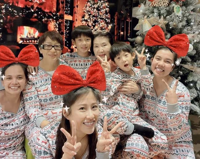 洪金寶兒媳豪宅開派對,婆婆罕露面心情好,祖孫三代穿同款太溫馨