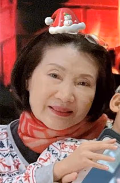 洪金寶兒媳豪宅開派對,婆婆罕露面心情好,祖孫三代穿同款太溫馨