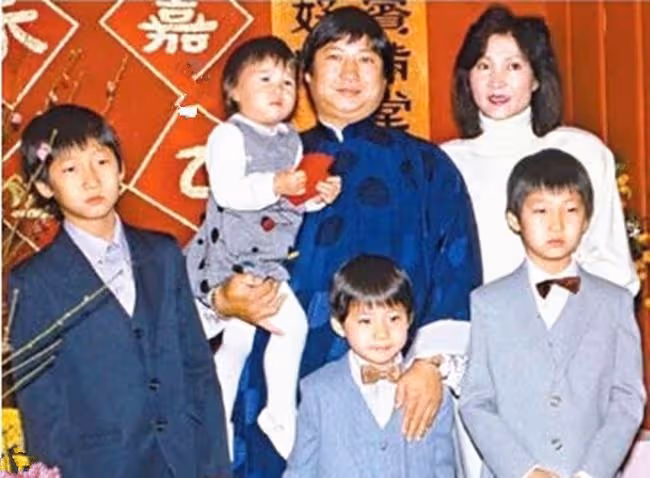 洪金寶兒媳豪宅開派對,婆婆罕露面心情好,祖孫三代穿同款太溫馨