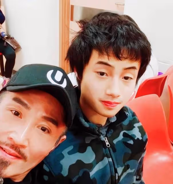 著名港星兒子遭校園霸凌,宣布將舉家移民美國,自覺十分慚愧