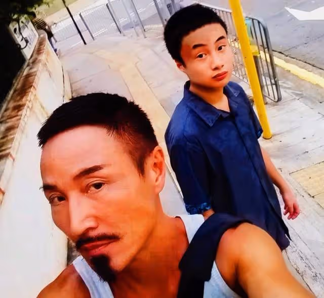 著名港星兒子遭校園霸凌,宣布將舉家移民美國,自覺十分慚愧