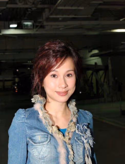 TVB前花旦曬一家三口合照,富商老公罕見出鏡,九歲女兒成焦點