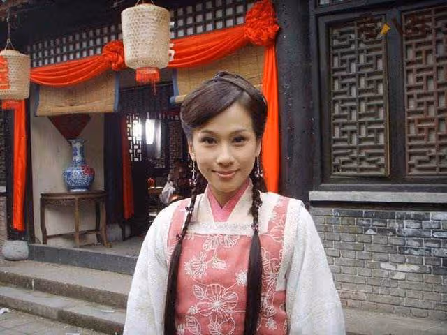 TVB前花旦曬一家三口合照,富商老公罕見出鏡,九歲女兒成焦點