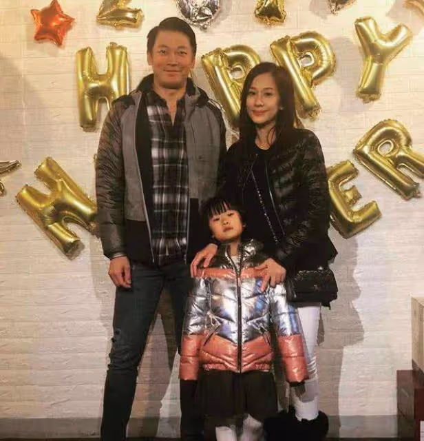 TVB前花旦曬一家三口合照,富商老公罕見出鏡,九歲女兒成焦點