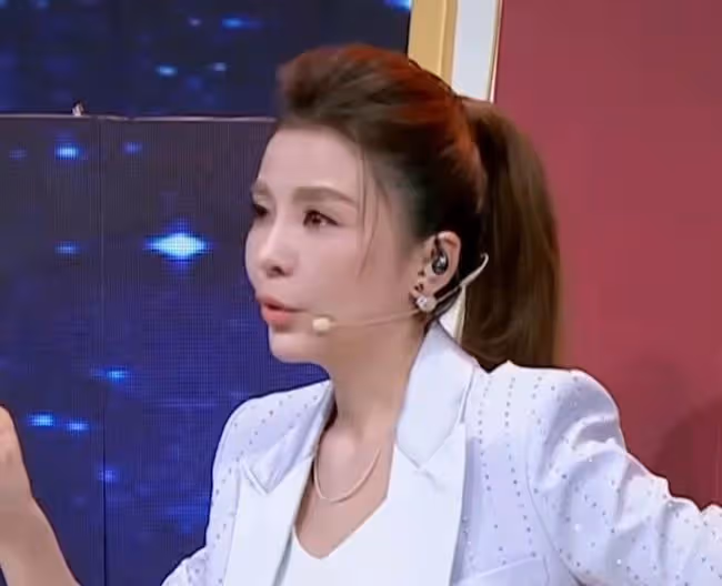央視主持朱迅節目中罕見失態!含淚痛憶亡父,哽咽稱父親是我的天