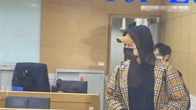 吳宗憲交2萬保費救兒,獨子走出法院畫面曝光,雙手合十滿臉憔悴