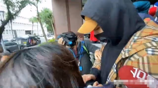 吳宗憲交2萬保費救兒,獨子走出法院畫面曝光,雙手合十滿臉憔悴
