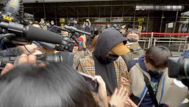吳宗憲交2萬保費救兒,獨子走出法院畫面曝光,雙手合十滿臉憔悴