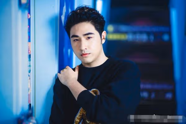 吳宗憲交2萬保費救兒,獨子走出法院畫面曝光,雙手合十滿臉憔悴