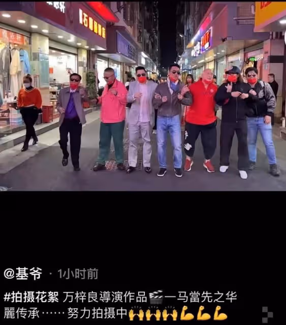 64歲萬梓良又惹爭議！馬路中間拍戲影響交通，多輛外賣車擦身而過