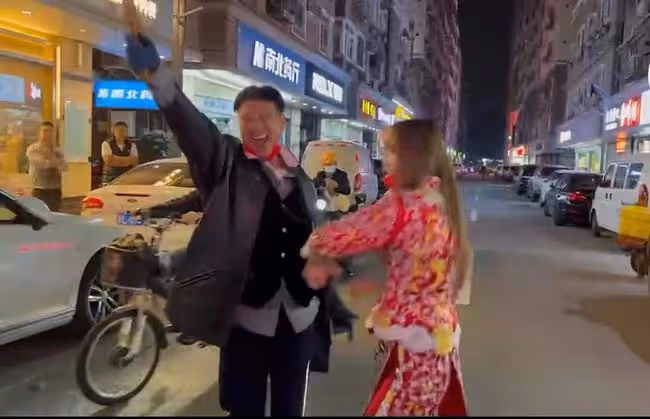 64歲萬梓良又惹爭議！馬路中間拍戲影響交通，多輛外賣車擦身而過