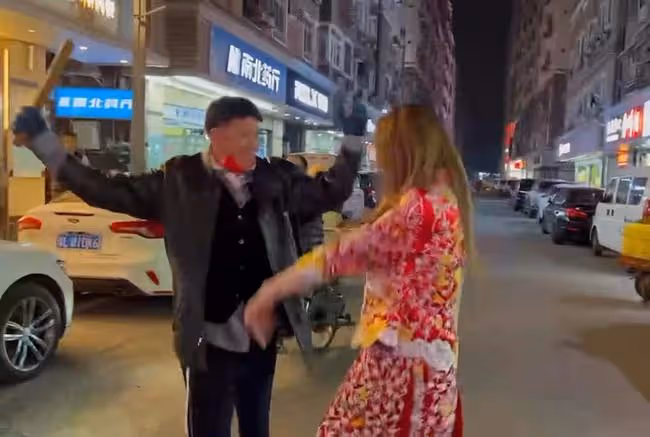 64歲萬梓良又惹爭議！馬路中間拍戲影響交通，多輛外賣車擦身而過
