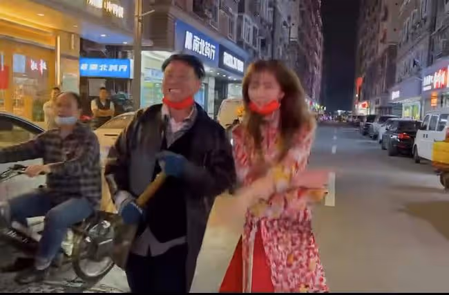 64歲萬梓良又惹爭議！馬路中間拍戲影響交通，多輛外賣車擦身而過