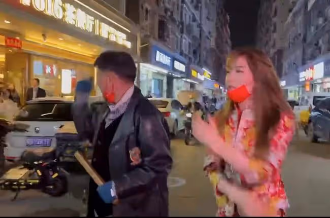 64歲萬梓良又惹爭議！馬路中間拍戲影響交通，多輛外賣車擦身而過