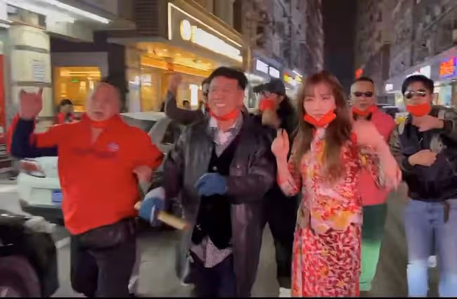 64歲萬梓良又惹爭議！馬路中間拍戲影響交通，多輛外賣車擦身而過