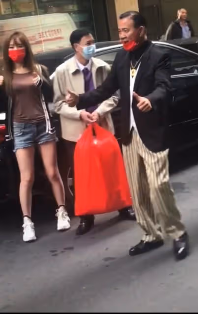 64歲萬梓良又惹爭議！馬路中間拍戲影響交通，多輛外賣車擦身而過