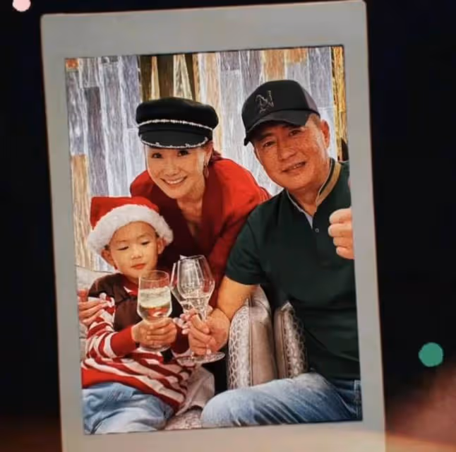 江珊57歲前夫罕曬全家福,41歲富商妻子身材苗條,5歲兒子神似爸