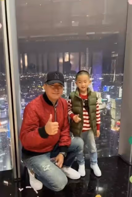 江珊57歲前夫罕曬全家福,41歲富商妻子身材苗條,5歲兒子神似爸