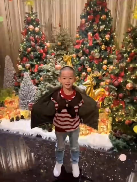 江珊57歲前夫罕曬全家福,41歲富商妻子身材苗條,5歲兒子神似爸
