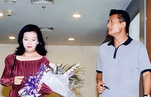 江珊57歲前夫罕曬全家福，41歲富商妻子身材苗條，5歲兒子神似爸