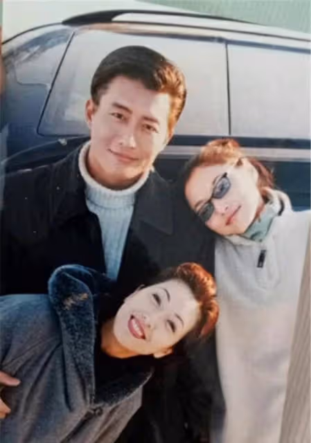 江珊57歲前夫罕曬全家福，41歲富商妻子身材苗條，5歲兒子神似爸