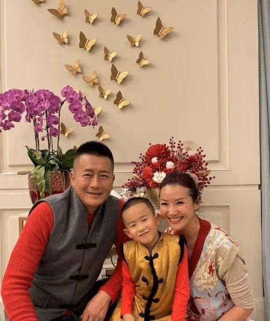 江珊57歲前夫罕曬全家福，41歲富商妻子身材苗條，5歲兒子神似爸