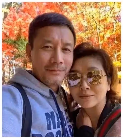 江珊57歲前夫罕曬全家福，41歲富商妻子身材苗條，5歲兒子神似爸