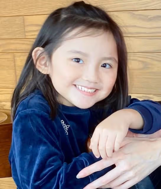 秦漢陪孫女過聖誕,親手剪紙娃娃給寶貝當禮物,3歲孫寧超像爺爺