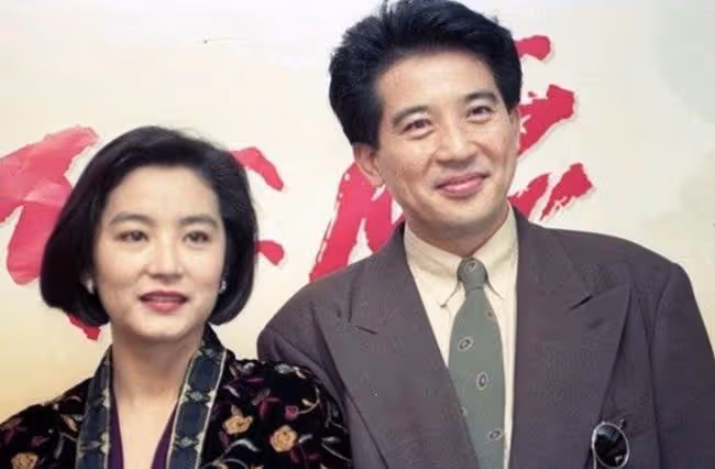 秦漢陪孫女過聖誕,親手剪紙娃娃給寶貝當禮物,3歲孫寧超像爺爺