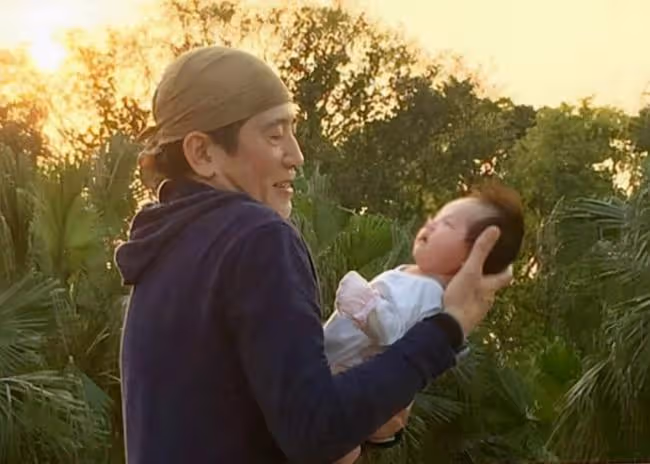 秦漢陪孫女過聖誕,親手剪紙娃娃給寶貝當禮物,3歲孫寧超像爺爺
