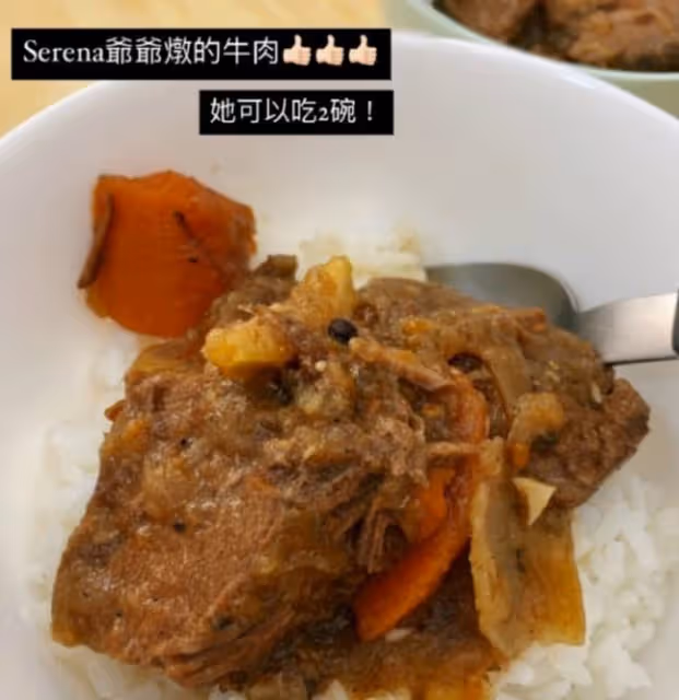 秦漢陪孫女過聖誕,親手剪紙娃娃給寶貝當禮物,3歲孫寧超像爺爺