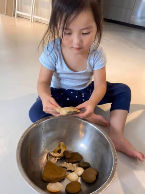 秦漢陪孫女過聖誕,親手剪紙娃娃給寶貝當禮物,3歲孫寧超像爺爺