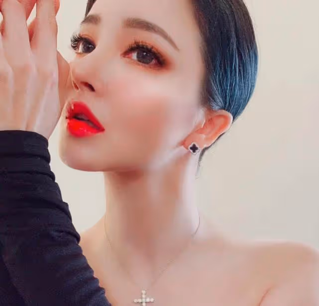劉雨欣瘋狂迷戀整容，步步驚心後越發大膽，尖下巴鼻子看著真嚇人