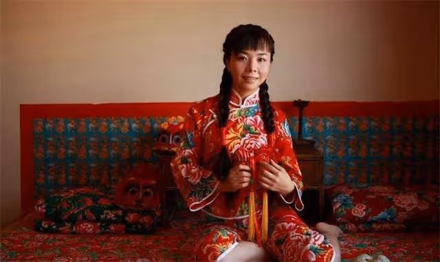 國家一級演員:因買不起房,回到農村種田,如今放牛種田成日常