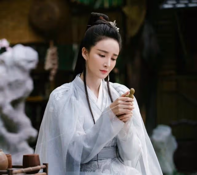 劉雨欣瘋狂迷戀整容，步步驚心後越發大膽，尖下巴鼻子看著真嚇人