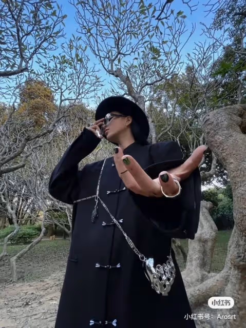 沒想到他竟有兩副面孔?!