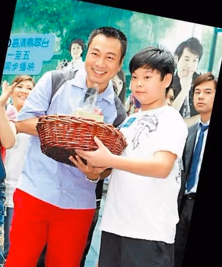黎耀祥兒子長相曝光，被網友嘲諷太醜，還送人外號小豬八戒！