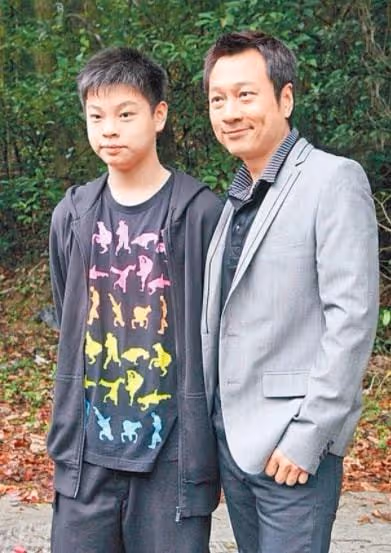 黎耀祥兒子長相曝光，被網友嘲諷太醜，還送人外號小豬八戒！