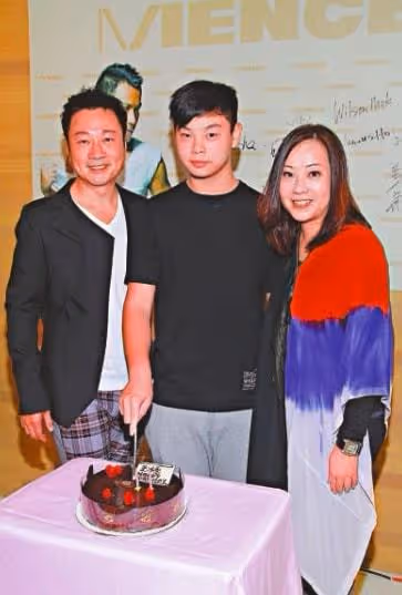 黎耀祥兒子長相曝光，被網友嘲諷太醜，還送人外號小豬八戒！