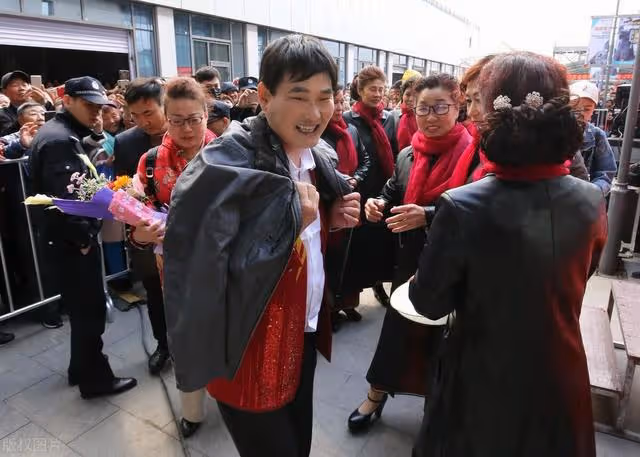 靠大衣哥出名後,陳亞男火速離婚,背後還有更扎心的真相