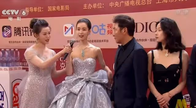 女演員的底氣是裝不出來的，馬麗淡定從容，陳都靈尷尬露怯